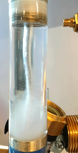 L'effet VORTEX est visible dans ce tube en verre grâce à l'injection d'air comprimé.